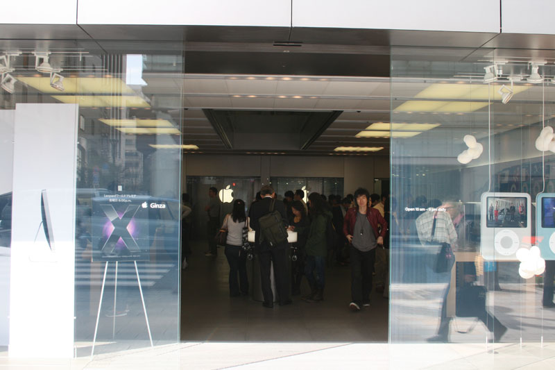 Illustration for article titled Ginza's Apple Store and the Buttonless Elevator
